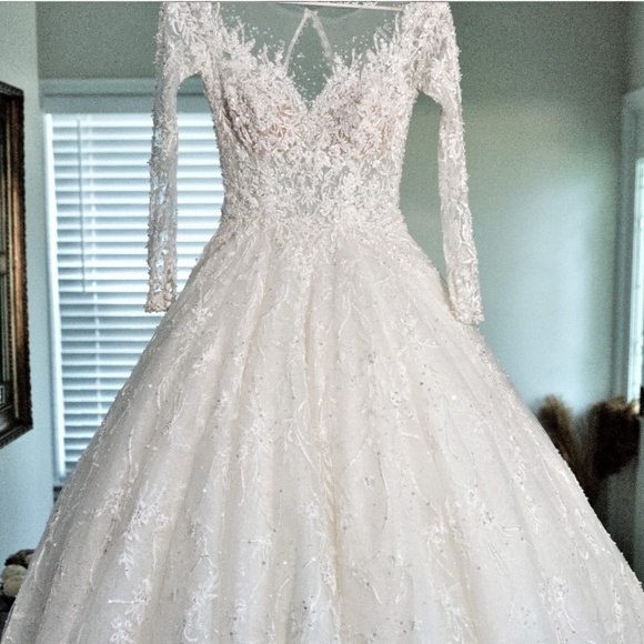 Wedding dress - Picture 2 of 4